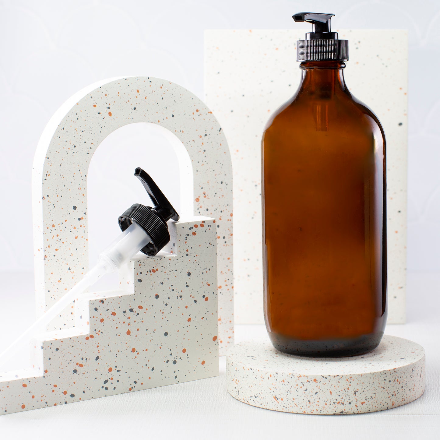 500 ml Amber Glass Bottle with 28-400 Black Saddle Pump