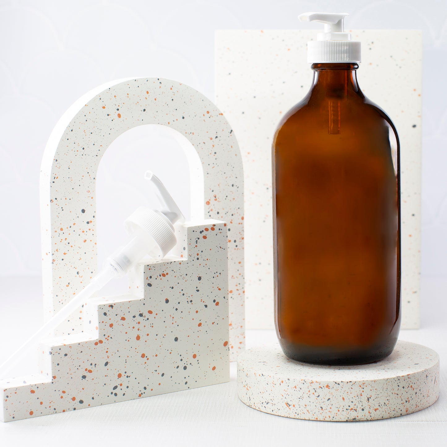 500 ml Amber Glass Bottle with 28-400 White Saddle Pump