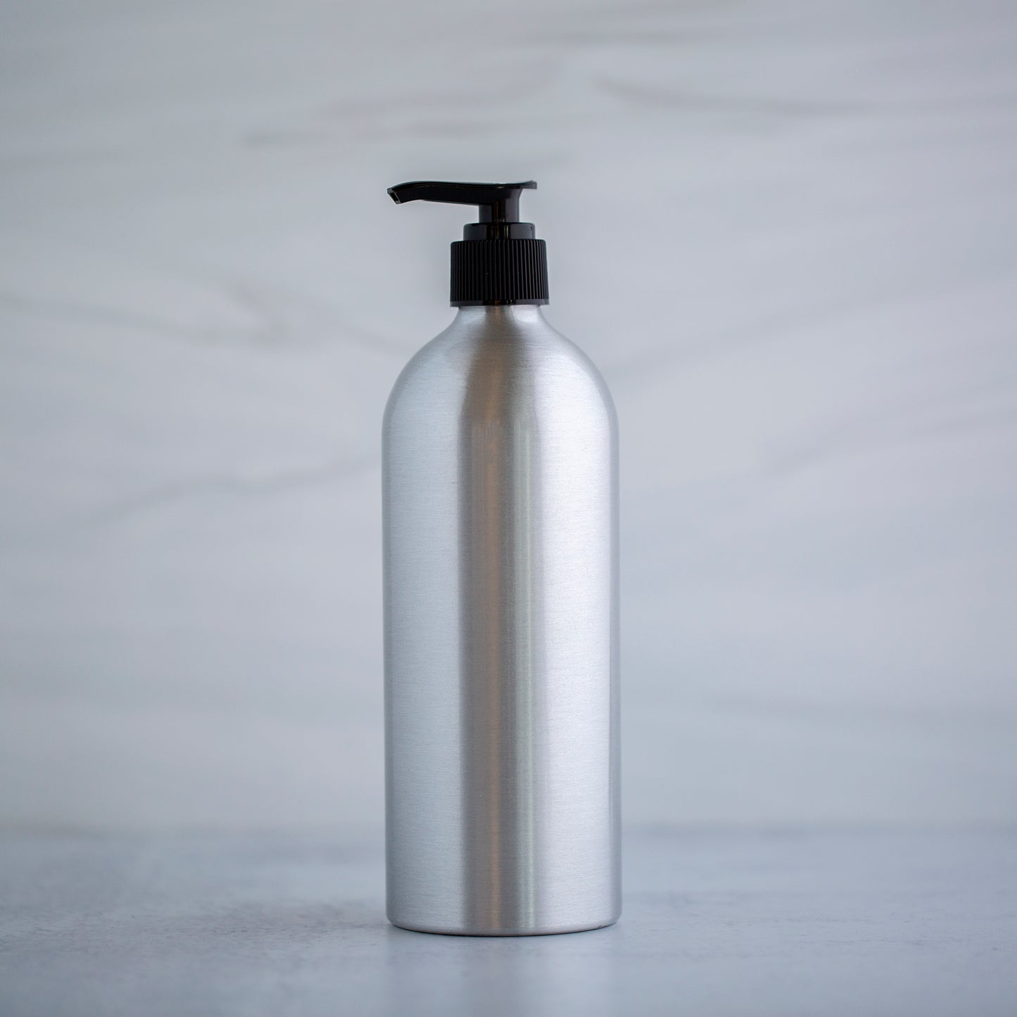 480 ml / 16 oz Aluminum Bottle with 24-410 Black Lotion Pump